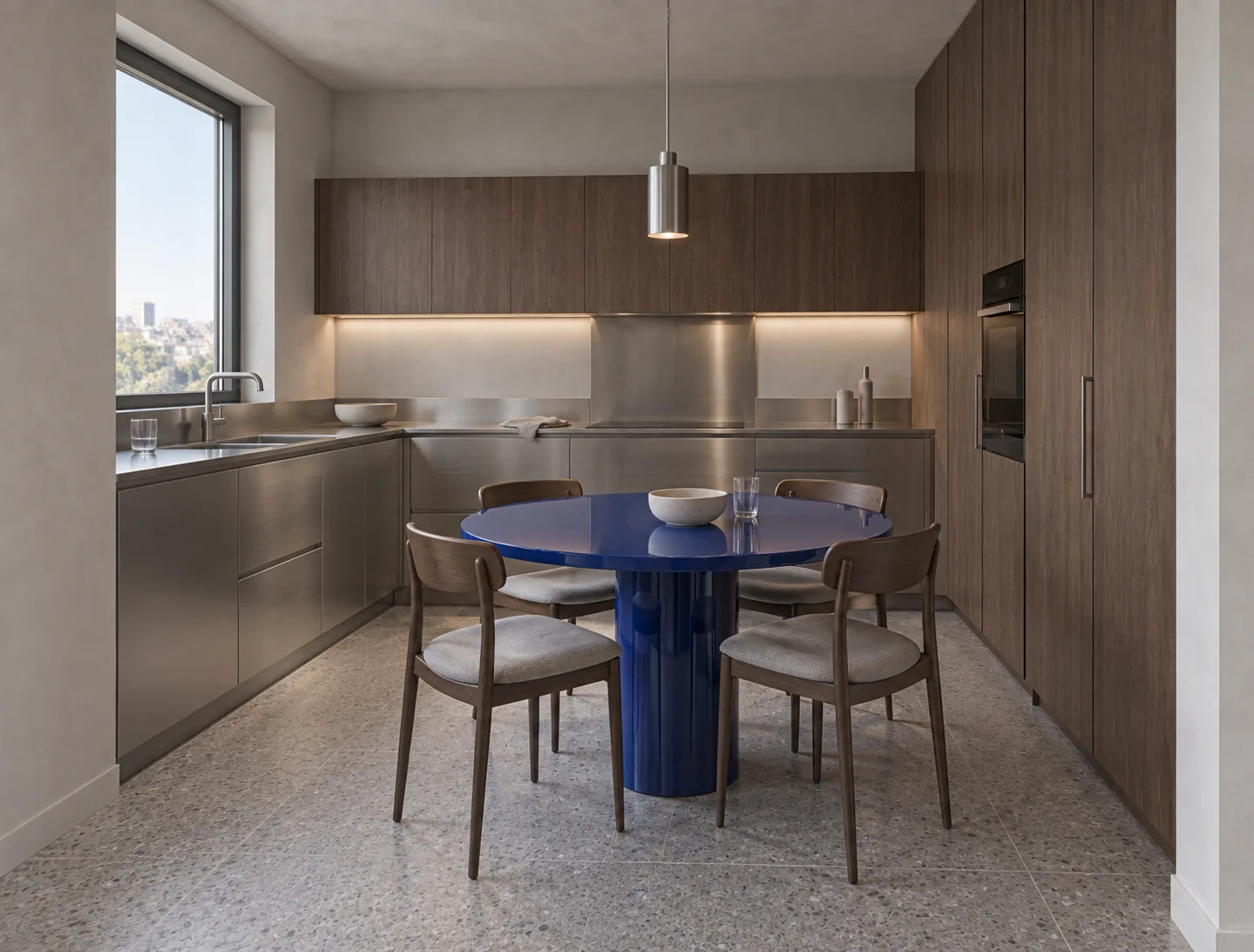 Randare 3D a bucătăriei: mobilier din inox, volume din nuc și masă rotundă cobalt.