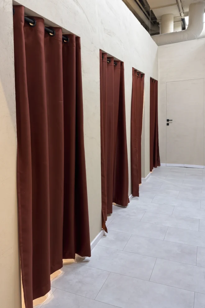 Șirul de cabine de probă din magazinul Liliana Trade, cu draperii bordo